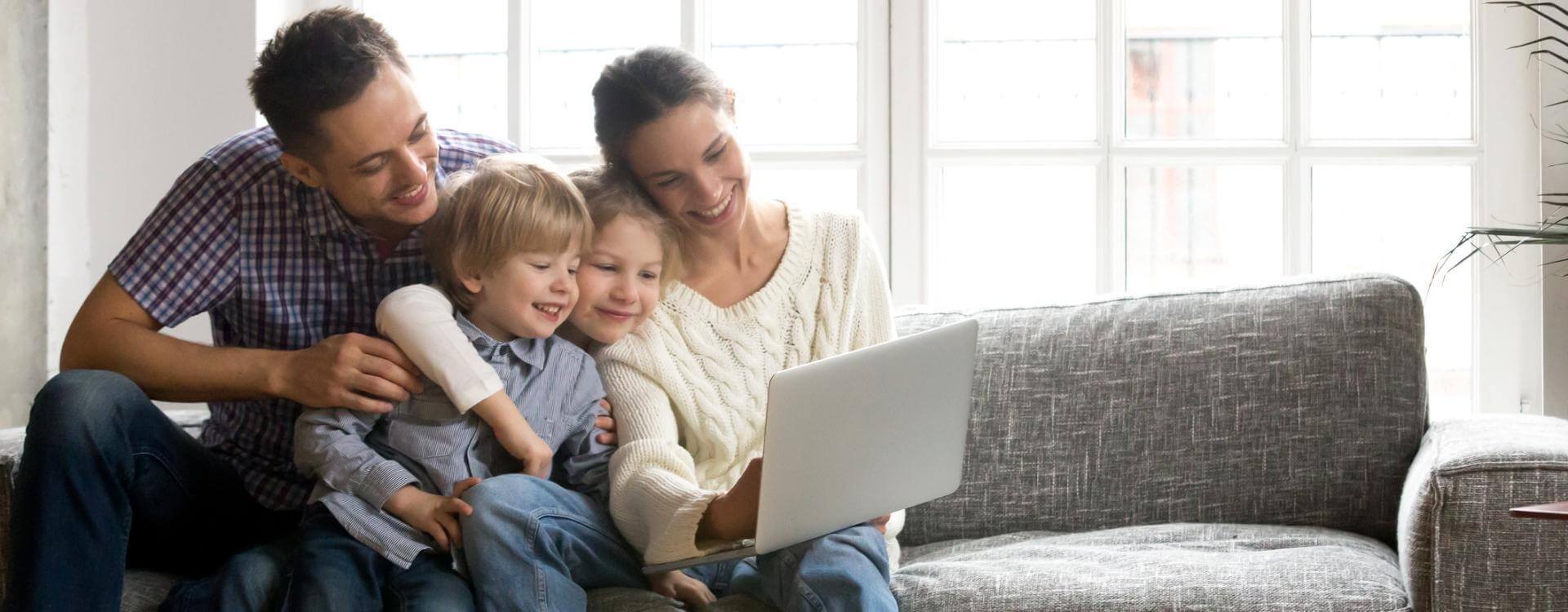 Rodzina oglądająca coś na laptopie